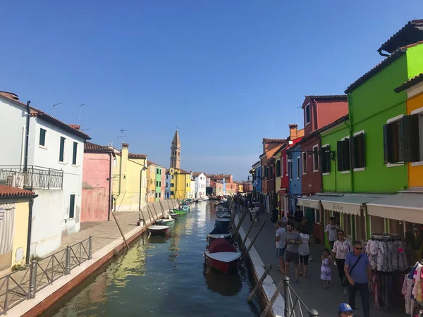 Burano Island Kanal Och Färgglada Hus Med Båtar Venedig Italien — Stockfoto