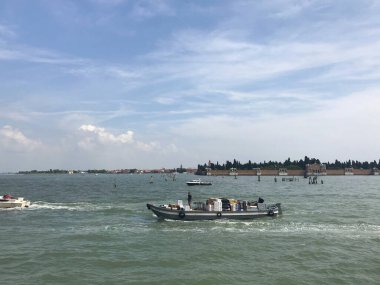 Venedik, İtalya 'da mavi gökyüzü ile deniz manzarası