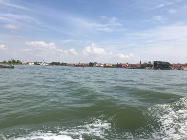 Venedik, İtalya 'da mavi gökyüzü ile deniz manzarası