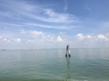 Venedik, İtalya 'da mavi gökyüzü ile deniz manzarası