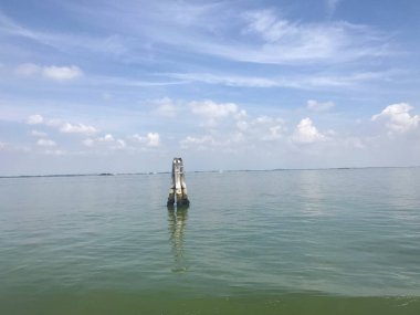 Venedik, İtalya 'da mavi gökyüzü ile deniz manzarası
