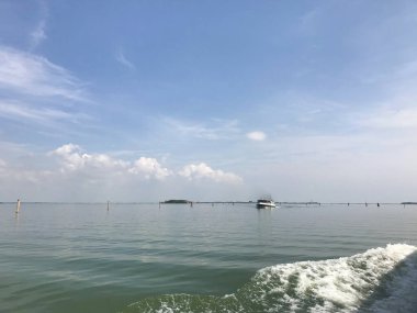 Venedik, İtalya 'da mavi gökyüzü ile deniz manzarası