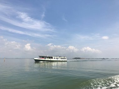 Venedik, İtalya 'da mavi gökyüzü ile deniz manzarası