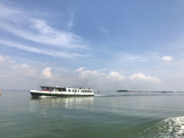 Venedik, İtalya 'da mavi gökyüzü ile deniz manzarası