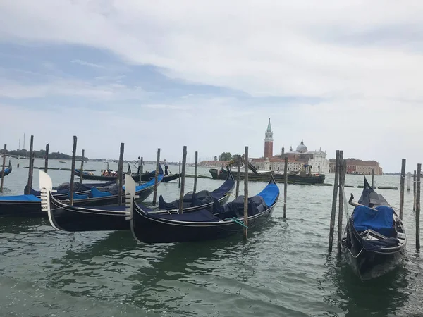 Gondelparker Hintergrund Des Kreuzfahrtschiffes Venedig Italien — Stockfoto