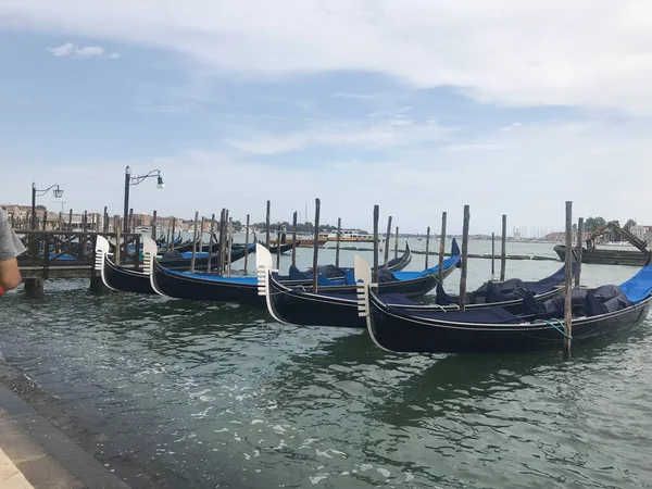 Gondola Parkering Bakgrund Kryssningsfartyg Venedig Italien — Stockfoto