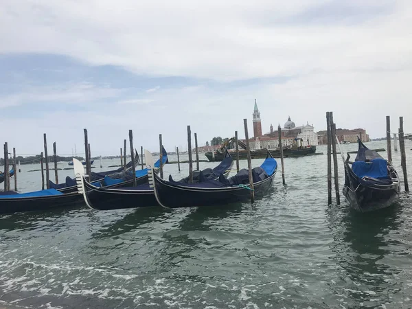 Gondola Parkování Pozadí Výletní Lodi Benátkách Itálie — Stock fotografie