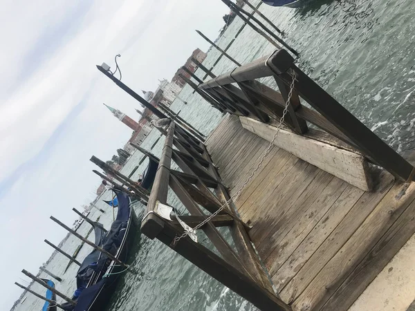 Gondola Parkování Pozadí Výletní Lodi Benátkách Itálie — Stock fotografie