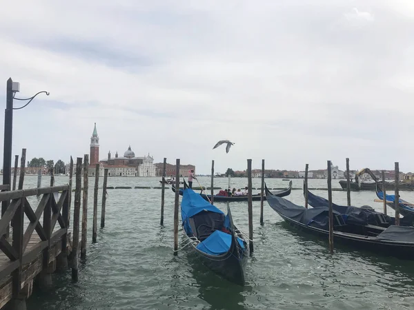 Gondola Parkering Bakgrund Kryssningsfartyg Venedig Italien — Stockfoto