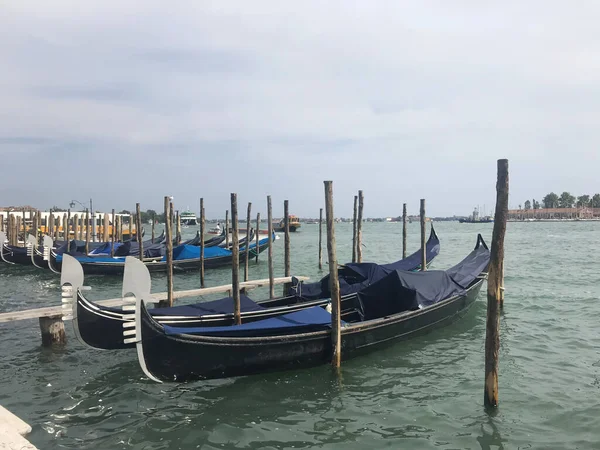 Gondelparker Hintergrund Des Kreuzfahrtschiffes Venedig Italien — Stockfoto