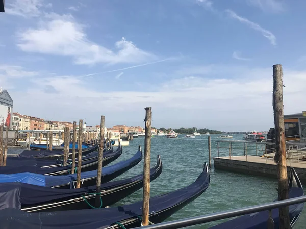 Gondola Parkering Bakgrund Kryssningsfartyg Venedig Italien — Stockfoto