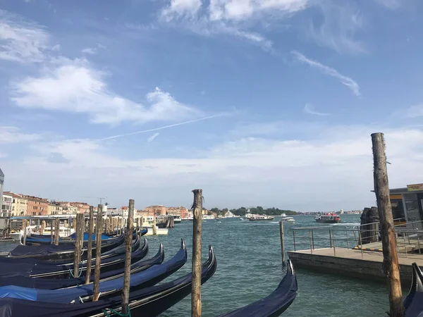 Gondelparker Hintergrund Des Kreuzfahrtschiffes Venedig Italien — Stockfoto