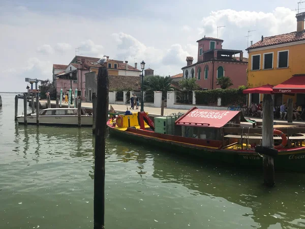 Burano Ilha Canal Casas Coloridas Com Barcos Veneza Itália — Fotografia de Stock