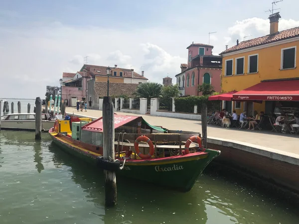 Burano Νησί Κανάλι Και Πολύχρωμα Σπίτια Βάρκες Στη Βενετία Ιταλία — Φωτογραφία Αρχείου