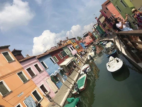 Burano Sziget Csatorna Színes Házak Csónakokkal Velence Olaszország — Stock Fotó