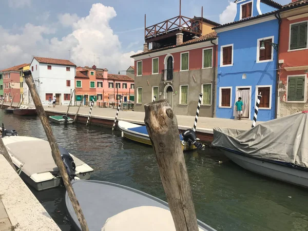 Burano Island Kanal Och Färgglada Hus Med Båtar Venedig Italien — Stockfoto