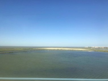 Portekiz 'in başkenti Lizbon' da arazi ve mavi gökyüzü