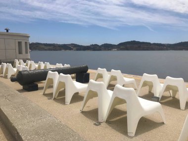 Lizbon, Portekiz 'de plaj kenarındaki sandalyeler