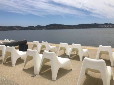 Lizbon, Portekiz 'de plaj kenarındaki sandalyeler