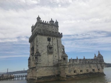 Lizbon 'daki Tagus nehrinin yakınındaki Belem Kulesi.