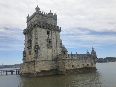 Lizbon 'daki Tagus nehrinin yakınındaki Belem Kulesi.