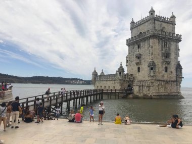 Lizbon 'daki Tagus nehrinin yakınındaki Belem Kulesi.
