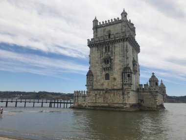 Lizbon 'daki Tagus nehrinin yakınındaki Belem Kulesi.
