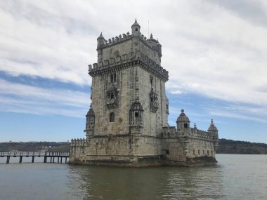 Lizbon 'daki Tagus nehrinin yakınındaki Belem Kulesi.