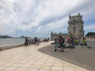 Lizbon 'daki Tagus nehrinin yakınındaki Belem Kulesi.