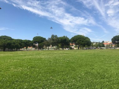 Lizbon, Portekiz 'de gökyüzü ve bulutlu çayır manzarası