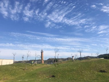 Lizbon, Portekiz 'de gökyüzü ve bulutlu çayır manzarası