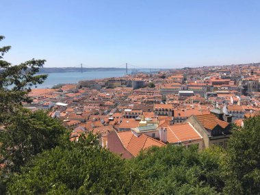 Lizbon 'da Alfama' nın kırmızı çatıları ve Tagus Nehri 'nin havadan görünüşü