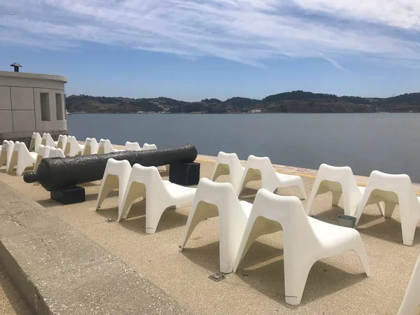 Lizbon, Portekiz 'de plaj kenarındaki sandalyeler