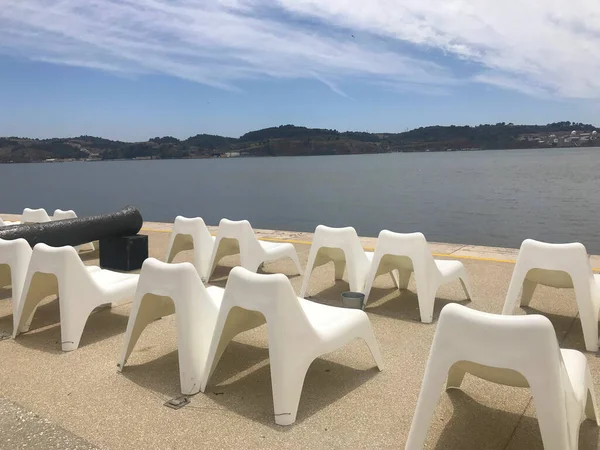 Lizbon, Portekiz 'de plaj kenarındaki sandalyeler