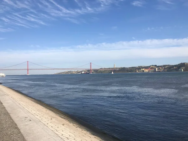 Lizbon Portekiz Deki Keşifler Anıtı Yakınlarındaki Tagus Nehri — Stok fotoğraf