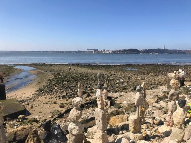 Lizbon, Portekiz 'de Cais das Colunas yakınlarındaki Tagus Nehri manzarası