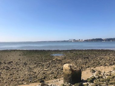 Lizbon, Portekiz 'de Cais das Colunas yakınlarındaki Tagus Nehri manzarası