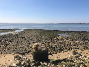 Lizbon, Portekiz 'de Cais das Colunas yakınlarındaki Tagus Nehri manzarası