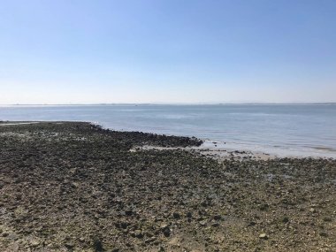 Lizbon, Portekiz 'de Cais das Colunas yakınlarındaki Tagus Nehri manzarası