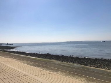 Lizbon, Portekiz 'de Cais das Colunas yakınlarındaki Tagus Nehri manzarası