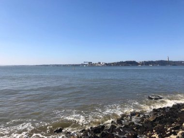 Lizbon, Portekiz 'de Cais das Colunas yakınlarındaki Tagus Nehri manzarası