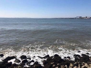 Lizbon, Portekiz 'de Cais das Colunas yakınlarındaki Tagus Nehri manzarası