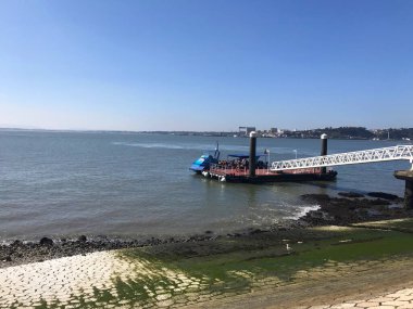 Lizbon, Portekiz 'de Cais das Colunas yakınlarındaki Tagus Nehri manzarası