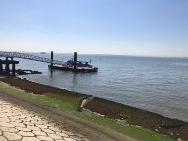 Lizbon, Portekiz 'de Cais das Colunas yakınlarındaki Tagus Nehri manzarası