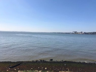 Lizbon, Portekiz 'de Cais das Colunas yakınlarındaki Tagus Nehri manzarası