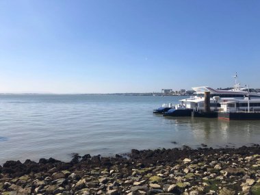 Lizbon, Portekiz 'de Cais das Colunas yakınlarındaki Tagus Nehri manzarası