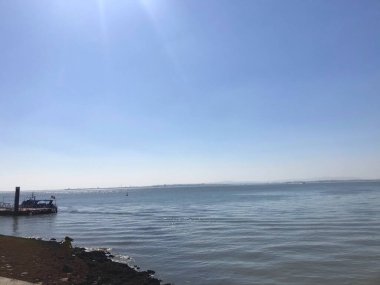 Lizbon, Portekiz 'de Cais das Colunas yakınlarındaki Tagus Nehri manzarası