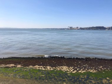 Lizbon, Portekiz 'de Cais das Colunas yakınlarındaki Tagus Nehri manzarası