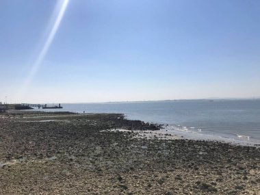 Lizbon, Portekiz 'de Cais das Colunas yakınlarındaki Tagus Nehri manzarası