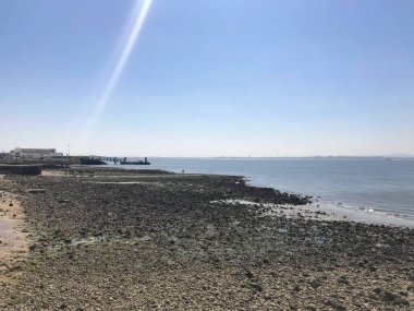 Lizbon, Portekiz 'de Cais das Colunas yakınlarındaki Tagus Nehri manzarası